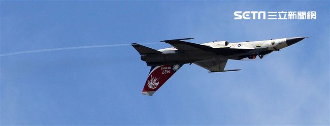 我國自行研發經國號戰機（IDF）彩繪單機特技操演。（記者邱榮吉/攝影）