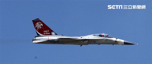 我國自行研發經國號戰機（IDF）彩繪單機特技操演。（記者邱榮吉/攝影）