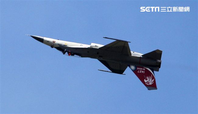我國自行研發經國號戰機（IDF）彩繪單機特技操演。（記者邱榮吉/攝影）