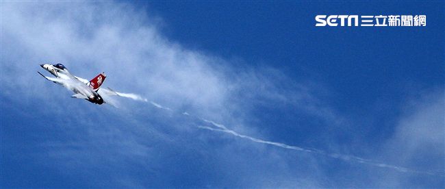 我國自行研發經國號戰機（IDF）彩繪單機特技操演。（記者邱榮吉/攝影）