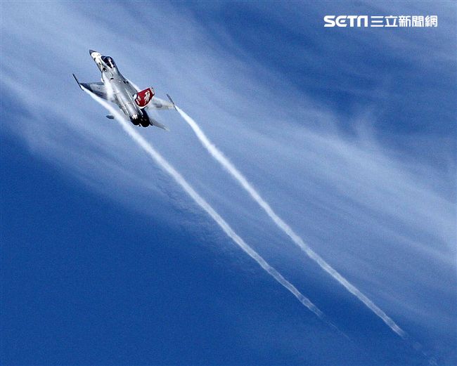 我國自行研發經國號戰機（IDF）彩繪單機特技操演。（記者邱榮吉/攝影）