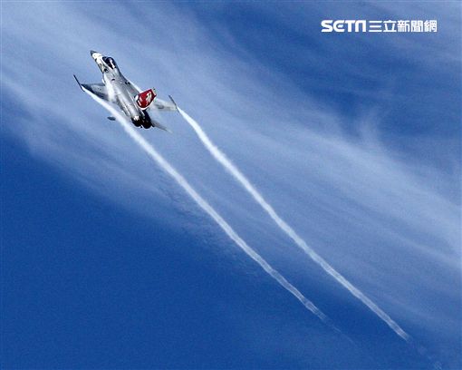 我國自行研發經國號戰機（IDF）彩繪單機特技操演。（記者邱榮吉/攝影）