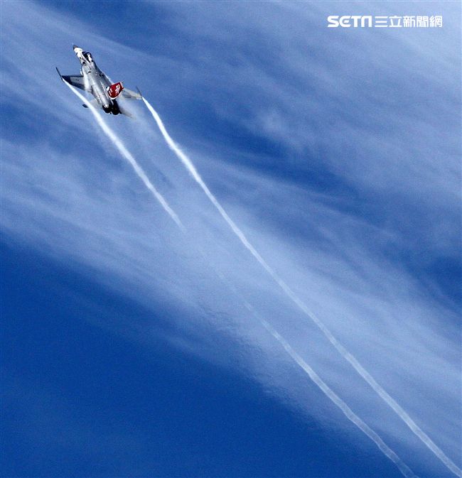 我國自行研發經國號戰機（IDF）彩繪單機特技操演。（記者邱榮吉/攝影）