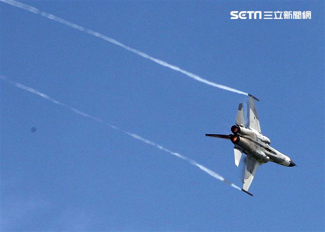 我國自行研發經國號戰機（IDF）彩繪單機特技操演。（記者邱榮吉/攝影）