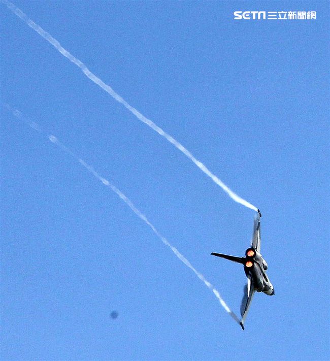 我國自行研發經國號戰機（IDF）彩繪單機特技操演。（記者邱榮吉/攝影）