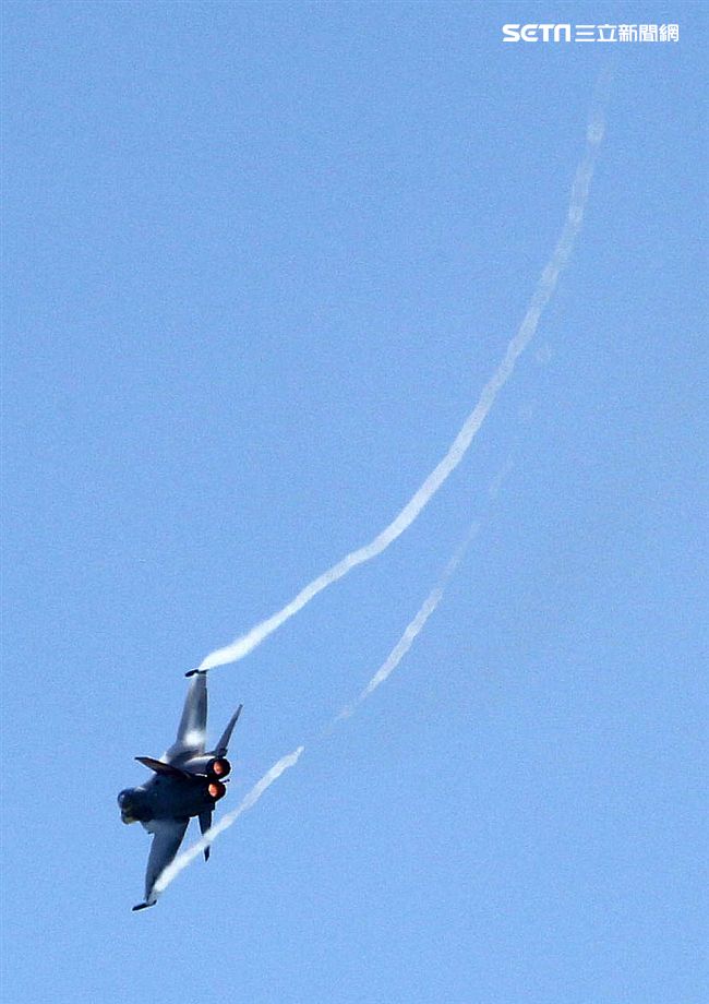 我國自行研發經國號戰機（IDF）彩繪單機特技操演。（記者邱榮吉/攝影）
