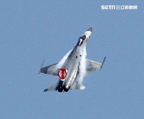 我國自行研發經國號戰機（IDF）彩繪單機特技操演。（記者邱榮吉/攝影）