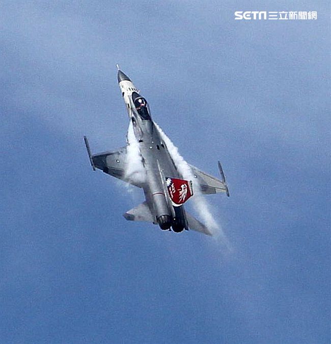 我國自行研發經國號戰機（IDF）彩繪單機特技操演。（記者邱榮吉/攝影）