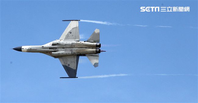 我國自行研發經國號戰機（IDF）彩繪單機特技操演。（記者邱榮吉/攝影）