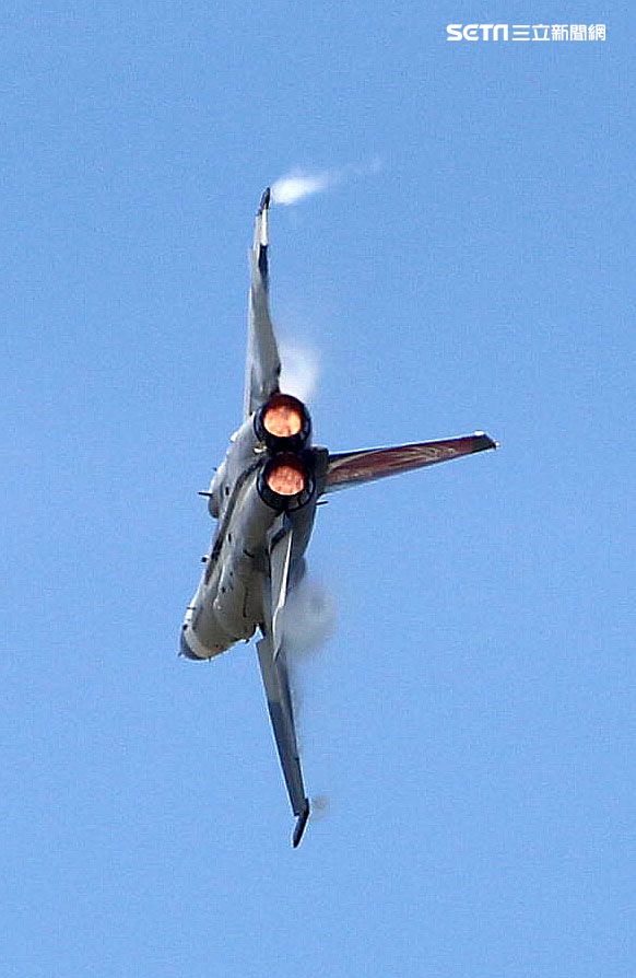 我國自行研發經國號戰機（IDF）彩繪單機特技操演。（記者邱榮吉/攝影）