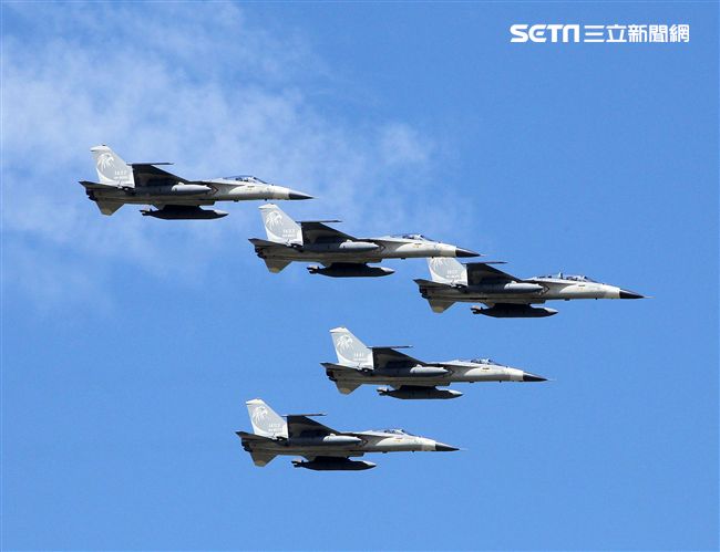 我國自行研發經國號戰機（IDF）彩繪單機特技操演。（記者邱榮吉/攝影）