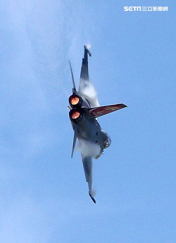 我國自行研發經國號戰機（IDF）彩繪單機特技操演。（記者邱榮吉/攝影）
