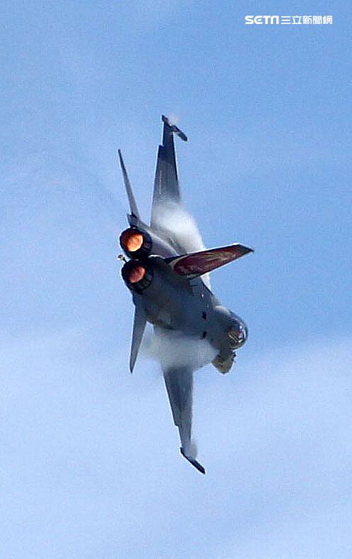 我國自行研發經國號戰機（IDF）彩繪單機特技操演。（記者邱榮吉/攝影）