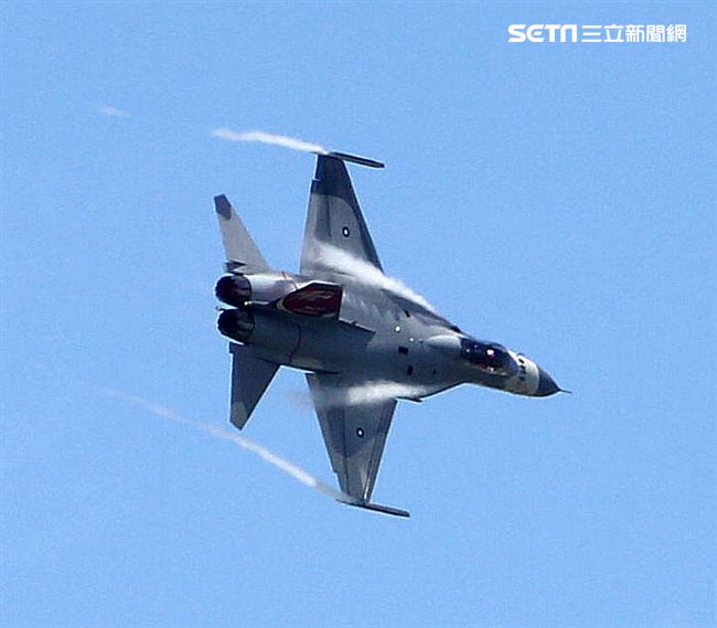 我國自行研發經國號戰機（IDF）彩繪單機特技操演。（記者邱榮吉/攝影）