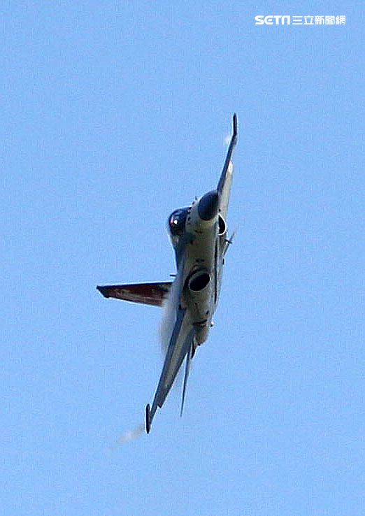 我國自行研發經國號戰機（IDF）彩繪單機特技操演。（記者邱榮吉/攝影）