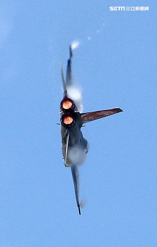 我國自行研發經國號戰機（IDF）彩繪單機特技操演。（記者邱榮吉/攝影）