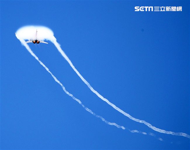 我國自行研發經國號戰機（IDF）彩繪單機特技操演。（記者邱榮吉/攝影）