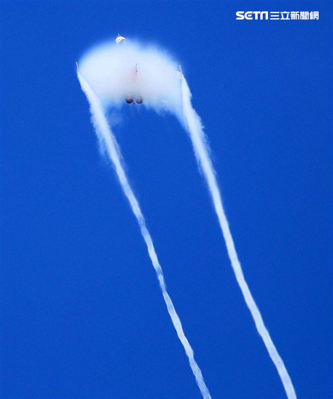 我國自行研發經國號戰機（IDF）彩繪單機特技操演。（記者邱榮吉/攝影）