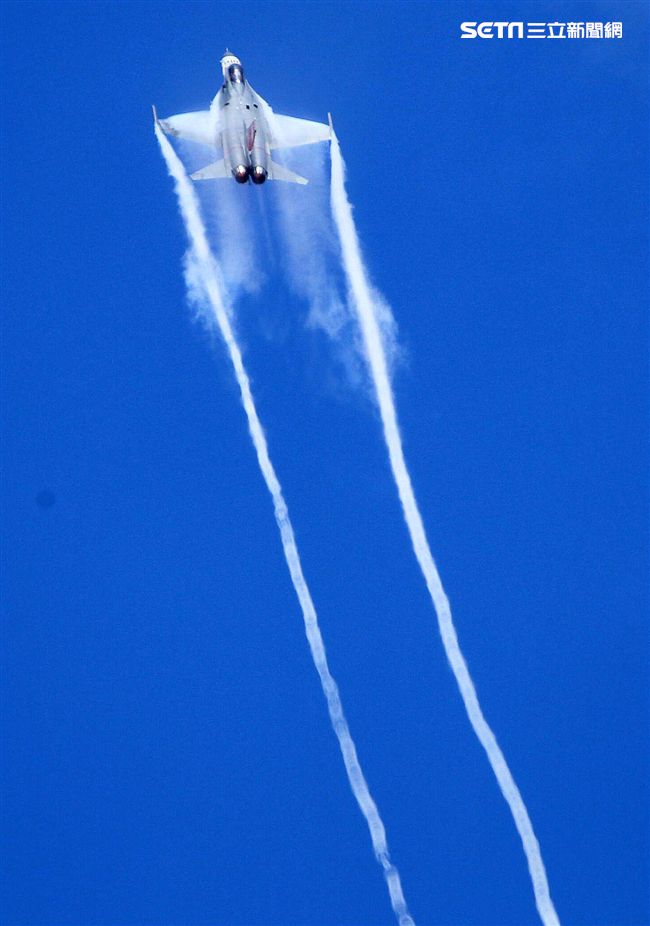 我國自行研發經國號戰機（IDF）彩繪單機特技操演。（記者邱榮吉/攝影）