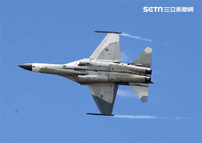 我國自行研發經國號戰機（IDF）彩繪單機特技操演。（記者邱榮吉/攝影）