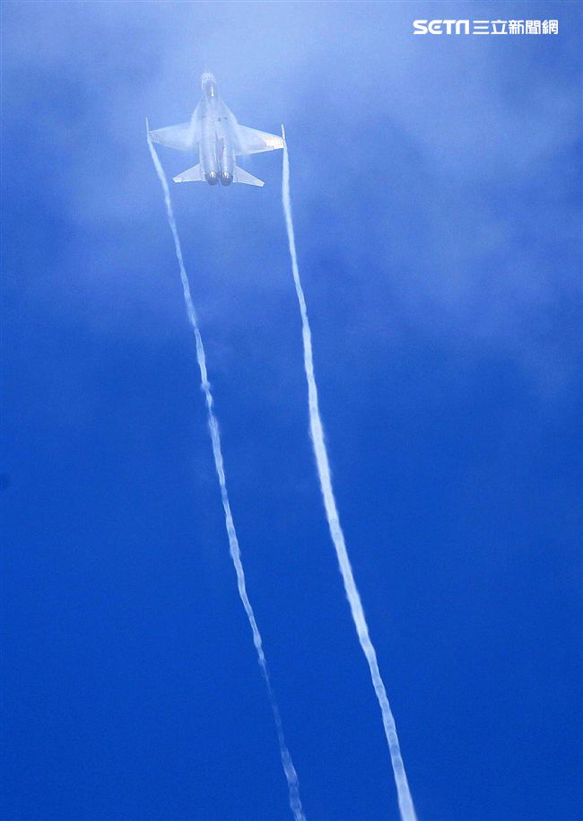 我國自行研發經國號戰機（IDF）彩繪單機特技操演。（記者邱榮吉/攝影）