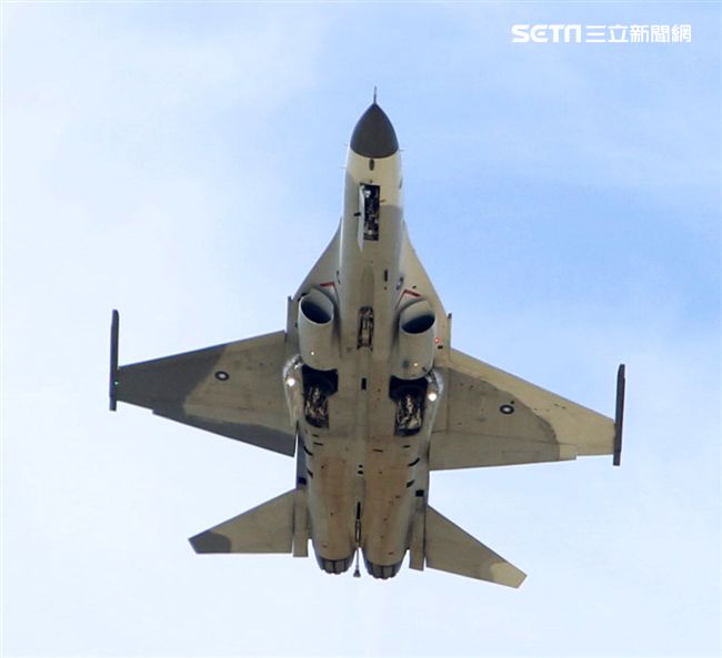 我國自行研發經國號戰機（IDF）彩繪單機特技操演。（記者邱榮吉/攝影）