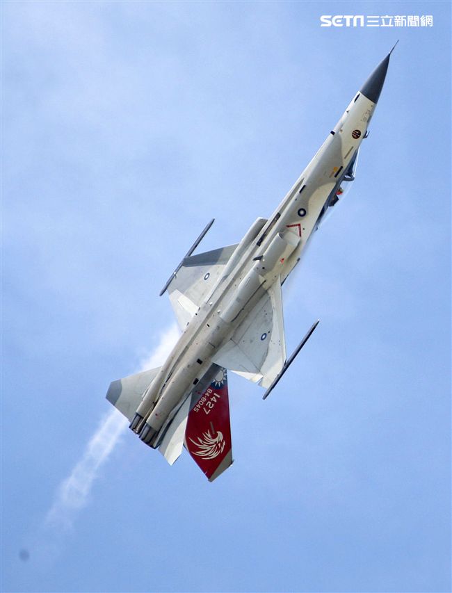 我國自行研發經國號戰機（IDF）彩繪單機特技操演。（記者邱榮吉/攝影）