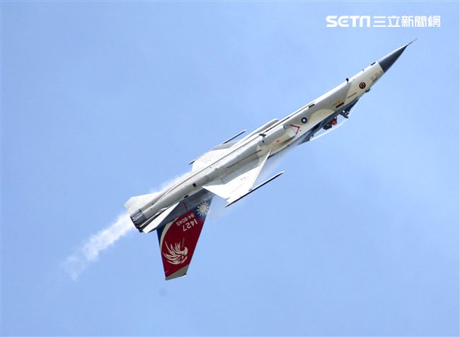 我國自行研發經國號戰機（IDF）彩繪單機特技操演。（記者邱榮吉/攝影）