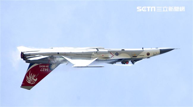 我國自行研發經國號戰機（IDF）彩繪單機特技操演。（記者邱榮吉/攝影）