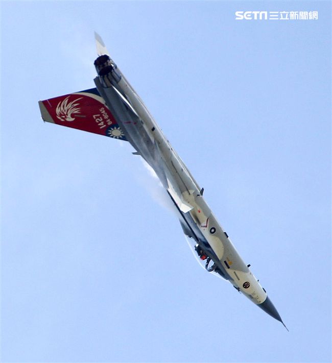 我國自行研發經國號戰機（IDF）彩繪單機特技操演。（記者邱榮吉/攝影）