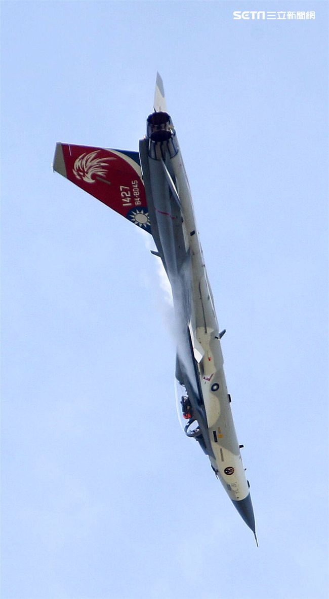 我國自行研發經國號戰機（IDF）彩繪單機特技操演。（記者邱榮吉/攝影）