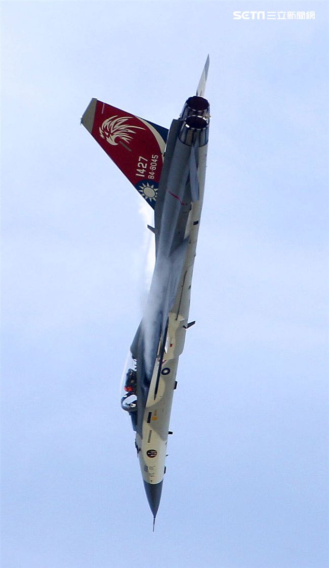 我國自行研發經國號戰機（IDF）彩繪單機特技操演。（記者邱榮吉/攝影）