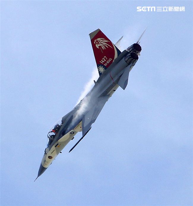 我國自行研發經國號戰機（IDF）彩繪單機特技操演。（記者邱榮吉/攝影）