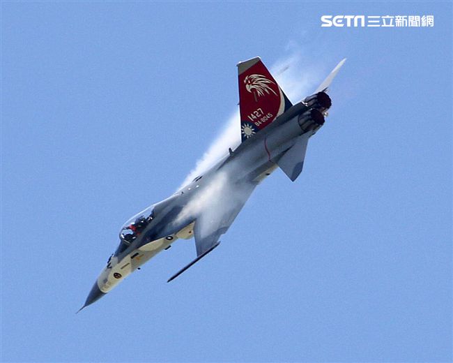 我國自行研發經國號戰機（IDF）彩繪單機特技操演。（記者邱榮吉/攝影）