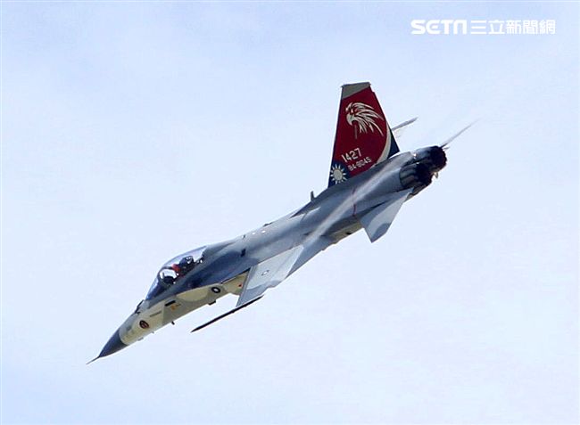 我國自行研發經國號戰機（IDF）彩繪單機特技操演。（記者邱榮吉/攝影）