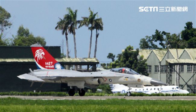 我國自行研發經國號戰機（IDF）彩繪單機特技操演。（記者邱榮吉/攝影）