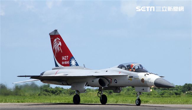 我國自行研發經國號戰機（IDF）彩繪單機特技操演。（記者邱榮吉/攝影）