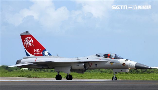 我國自行研發經國號戰機（IDF）彩繪單機特技操演。（記者邱榮吉/攝影）