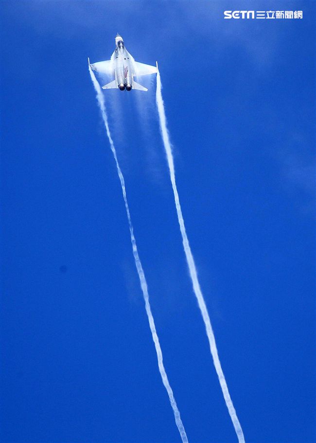 我國自行研發經國號戰機（IDF）彩繪單機特技操演。（記者邱榮吉/攝影）