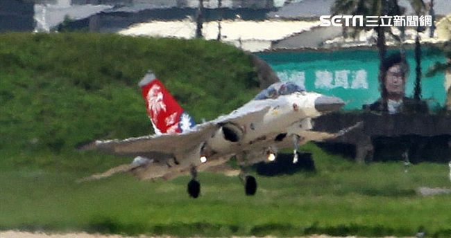 我國自行研發經國號戰機（IDF）彩繪單機特技操演。（記者邱榮吉/攝影）