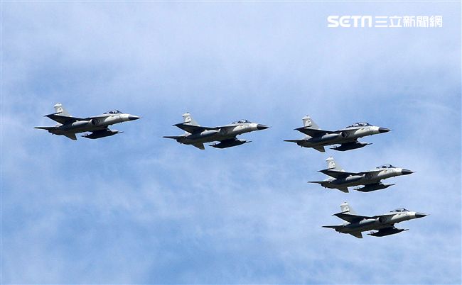 我國自行研發經國號戰機（IDF）彩繪單機特技操演。（記者邱榮吉/攝影）