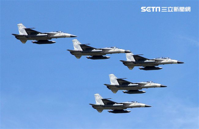 我國自行研發經國號戰機（IDF）彩繪單機特技操演。（記者邱榮吉/攝影）