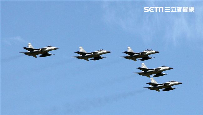 我國自行研發經國號戰機（IDF）彩繪單機特技操演。（記者邱榮吉/攝影）