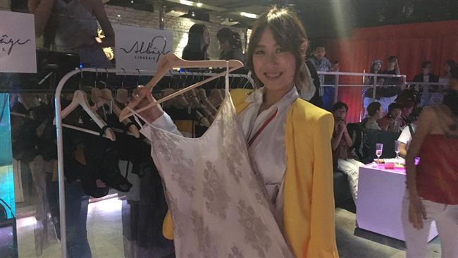 女星引進內衣、唇膏　派對超火辣