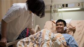 總統探視遭砍憲兵(圖/總統府提供)