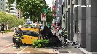 小黃暴衝撞上豪宅　車子報廢還要賠錢