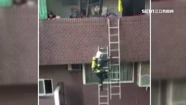 驚險！英勇消防員扛掛梯爬4樓救人