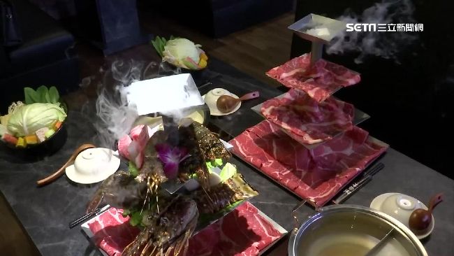 塔式擺盤！龍蝦、極黑牛肉一次滿足