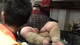 16:9
200公斤男不適　9消防員出動助送醫基隆一名200公斤的胡姓男子18日中午身體不適，消防局總共出動9名隊員，先將胡男搬上推車，搭電梯到地下室，再由3.5噸貨車接手，耗時2個多小時，順利將胡男送到醫院。（翻攝畫面）中央社記者王朝鈺傳真　106年8月18日