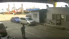 三寶,停車,倒車,擦撞,神技,維修,高雄　圖／翻攝自臉書爆料公社